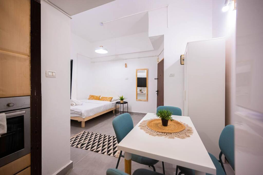 Studio Apartment In Ben Yehuda Cozy And Convinent Tel Aviv Bagian luar foto